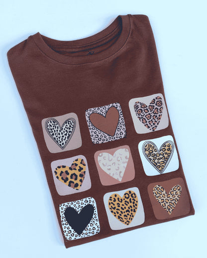CAMISETA CORAZONES CAFÉ